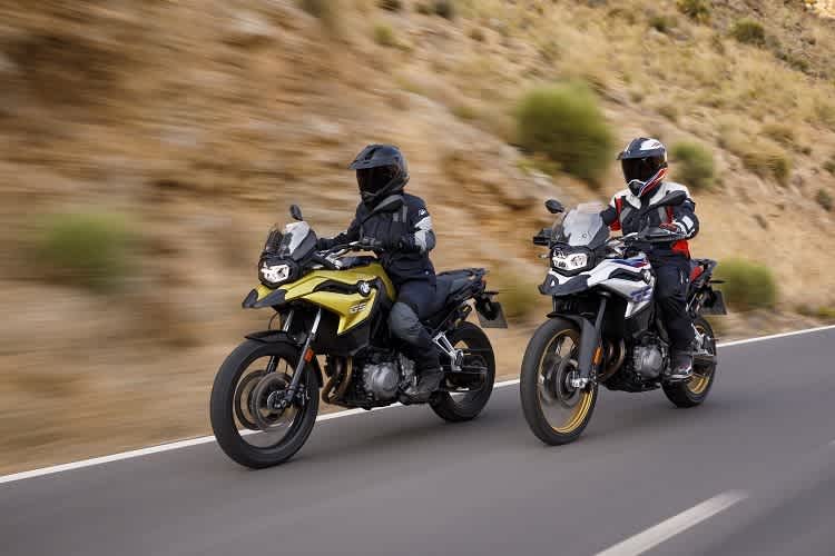 BMW F 750 GS (links) und F 850 GS: Sehen den Vorgängermodellen sehr ähnlich, sind aber komplette Neukonstruktionen
