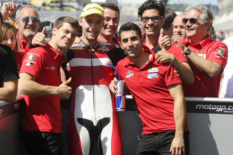 Jonas Folger mit seiner AGR-Crew, ganz links Teambesitzer Karlos Arguiñano, der berühmte spanische TV-Koch