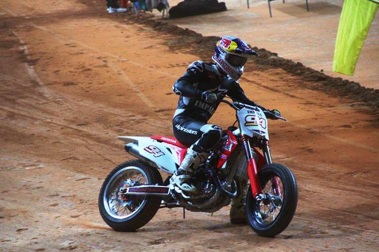 Zaghafte Fahrweise: Jonas Folger auf der 450er-Honda