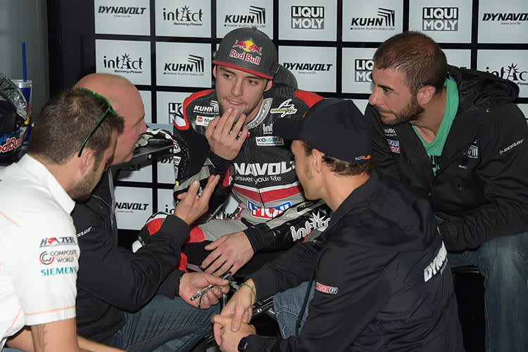 Jonas Folger mit der Crew des Teams Dynavolt Intact GP