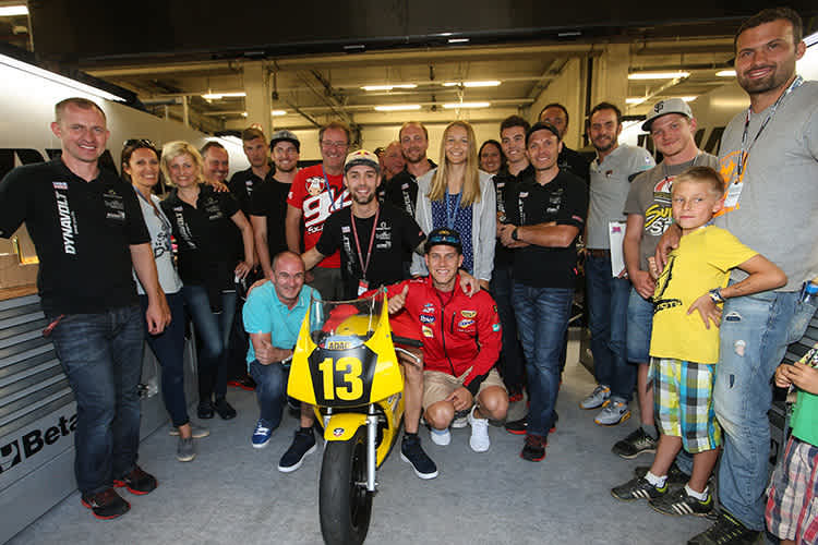 Geburtstagsfeier im Paddock: Jonas Folger mit seiner Familie, Freunden und dem Team Dynavolt Intact GP