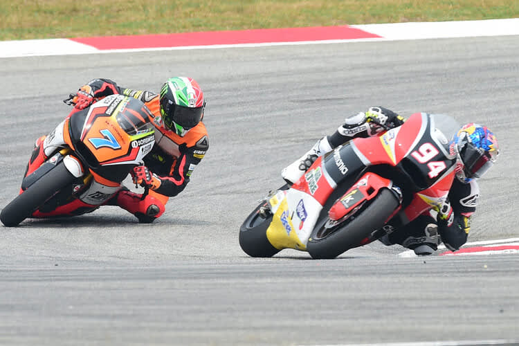 Im Rennen: Jonas Folger (94) vor Lorenzo Baldassarri (7) 