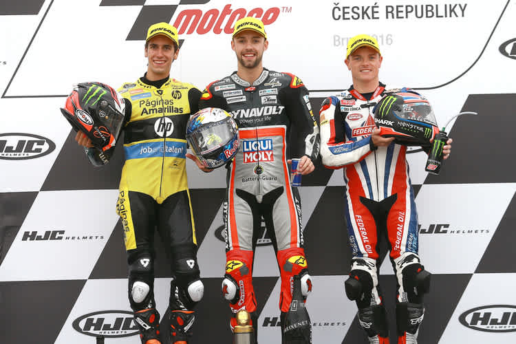 Jonas Folger auf dem Podest neben Rins und Lowes