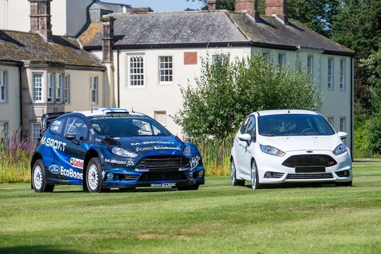 Der neue Ford Fiesta RS WRC (li.)