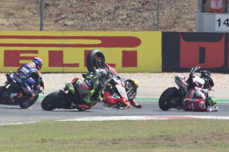 Kurz nach der Kollision: Fores (li.) und Laverty gehen zu Boden