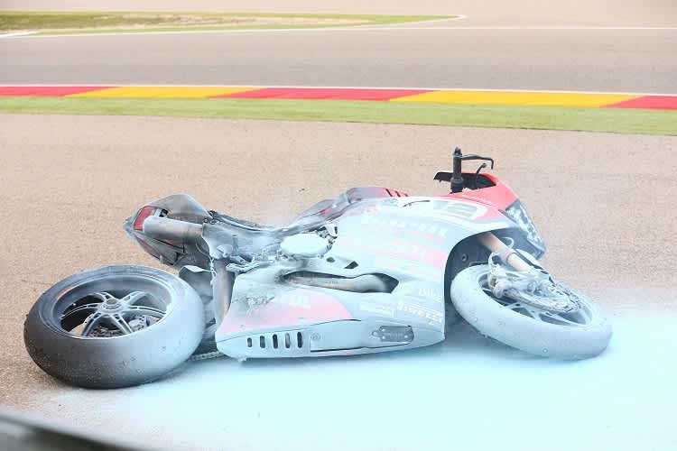 Streckenposten konnten die Flammen an der Ducati Panigale R schnell löschen