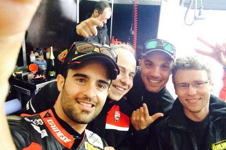 Javier Fores (li.) mit Dario Giuseppetti und Fahrwerksmann Steve Jenkner