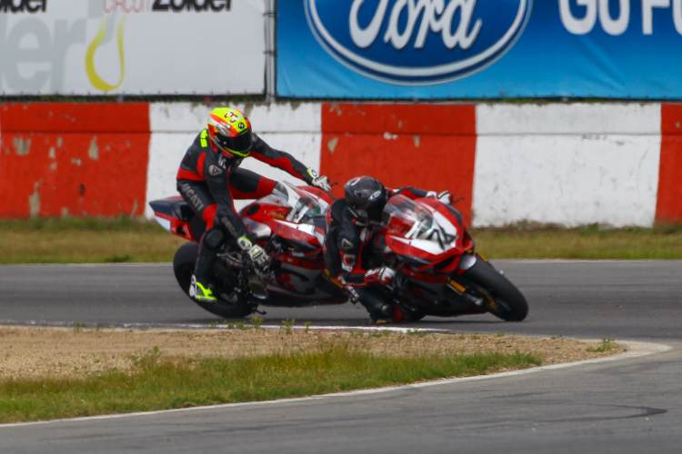 Javier Fores hinter Max Neukirchner