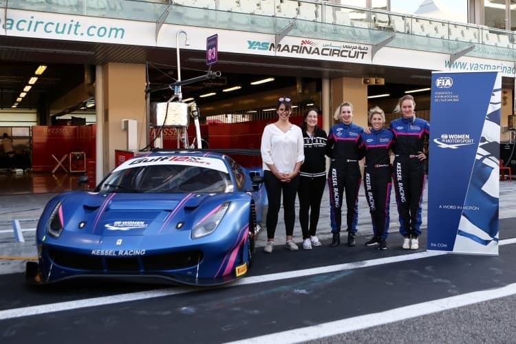 Die drei Rennfahrer-Damen Michelle Gatting, Rahel Frey und Manuela Gostner (v.re.) und ein Ferrari 488 von Kessel Racing