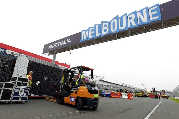 Im Albert-Park kommt die Formel-1-Fracht aus England an