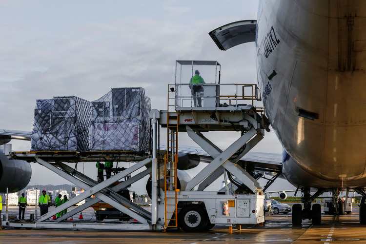 Vier Jumbos werden für jeden Übersee-GP beladen