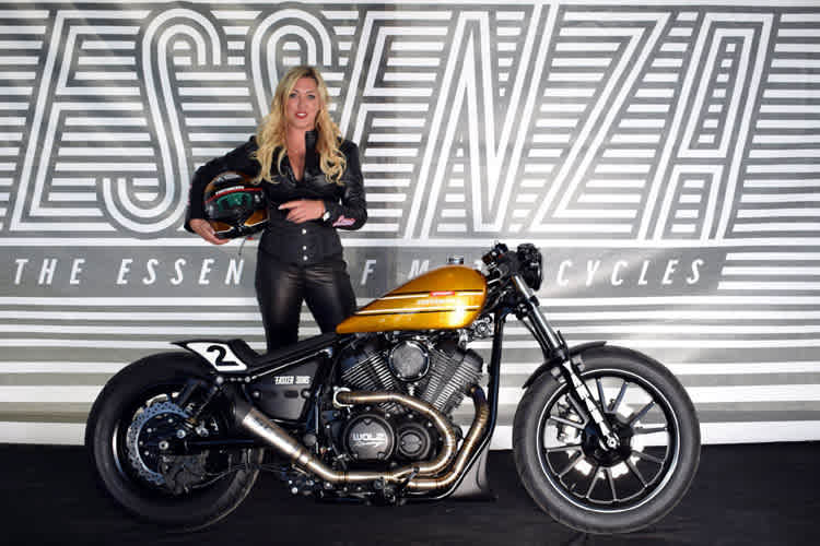 Stuntfrau, Motorradakrobatin und Model Mai-Lin Senf mit der Yamaha XV 950 R Dragger