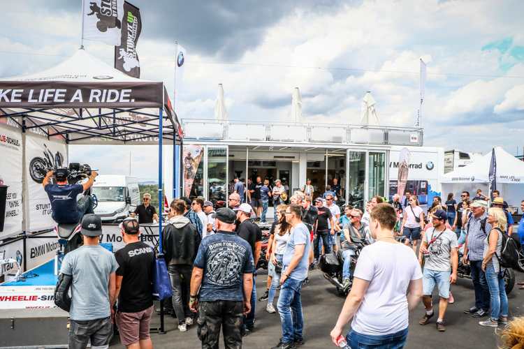 Trucker üben Wheelie