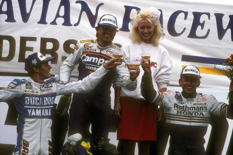 Ein Podest in der 250er-WM: Juan Garriga (li.) neben Sito Pons und Dominique Sarron