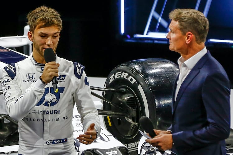Pierre Gasly mit David Coulthard, der durch die AlphaTauri-Präsentation führte