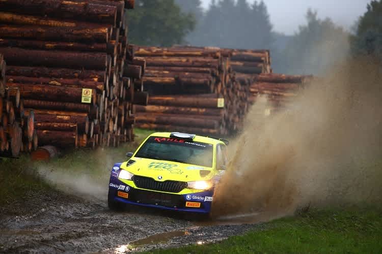 Philip Geipel vor seinem Skoda Fabia R5
