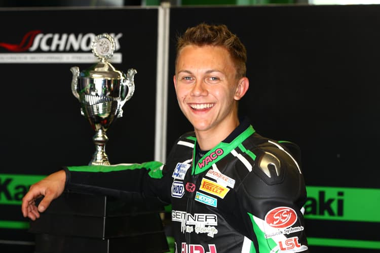 Jonas Geitner holt einen Pokal in Zolder