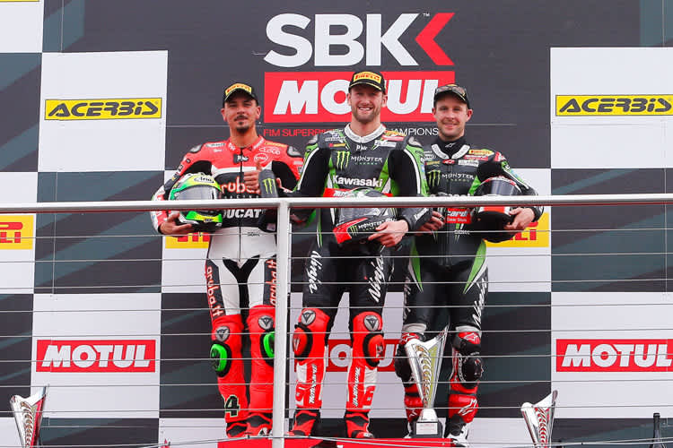 Podium Lauf 1: Davide Giugliano, Tom Sykes und Jonathan Rea (v.l.)