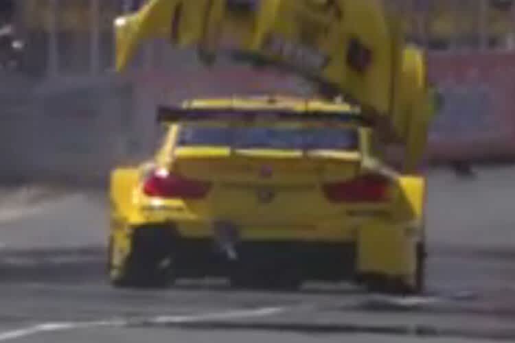 Hier fliegt Glocks Motorhaube weg