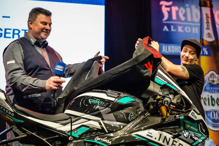 Lucy Glöckner (re.) mit Teamchef und BMW