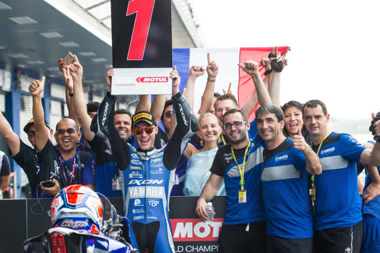 Jules Cluzel feiert mit seinem Team den Sieg