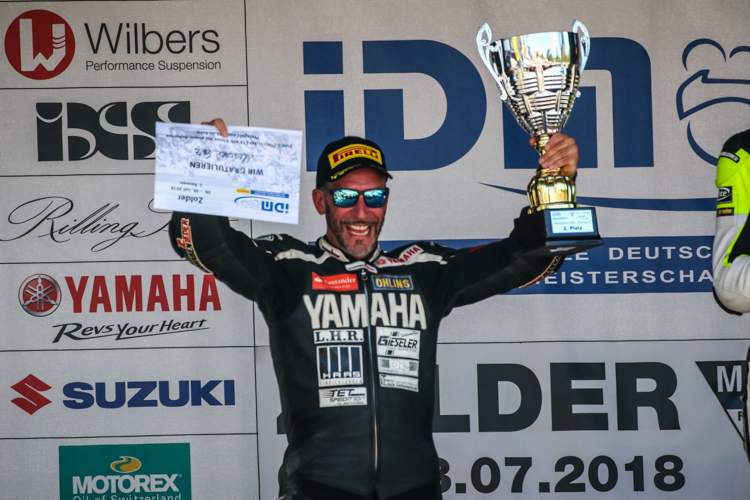 Michael Götz mit Scheck und Pokal