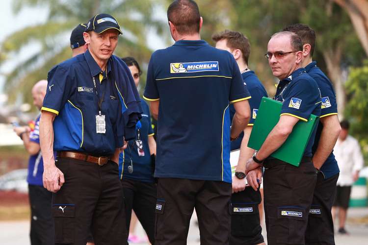 Nicolas Goubert (ganz links) mit seiner Michelin-Truppe heute in Sepang