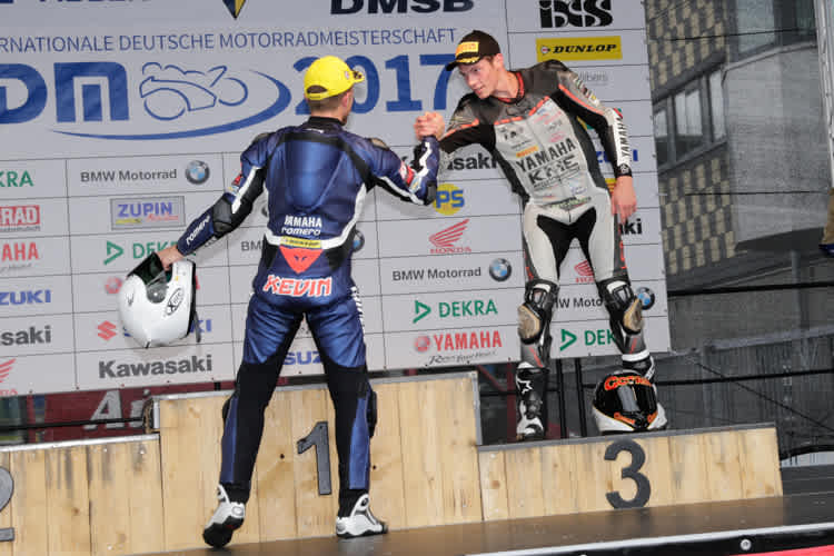 Thomas Gradinger und Kevin Wahr (v.re.)