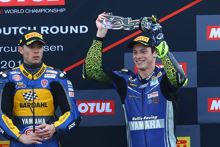 Thomas Gradinger (re.) bekam seinen ersten Pokal in der WM