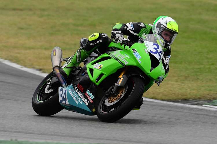 Luca Grünwald gewann bei schwierigen Verhältnissen das Abschlussrennen der Supersportler in Hockenheim