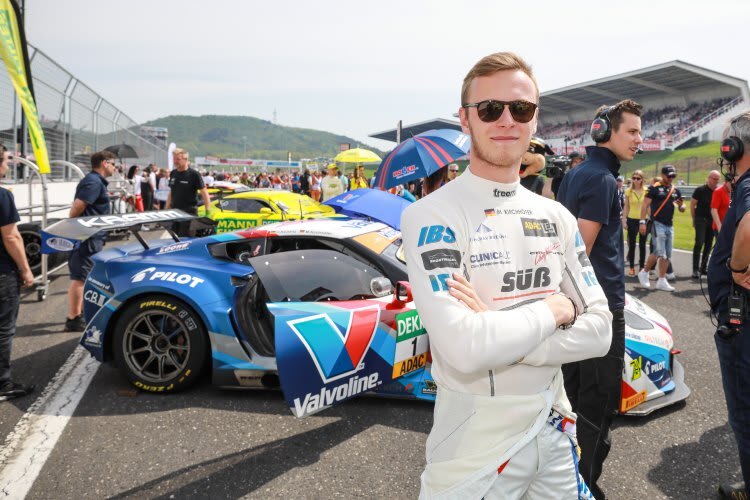 Marvin Kirchhöfer vor der Callaway Corvette C7 GT3-R