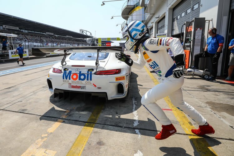 Keine Zeit verlieren: Sebastian Asch beim Sprint ins Cockpit des Mercedes-AMG GT3