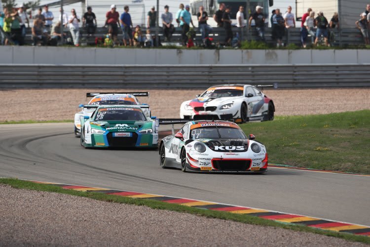 Protagonisten samstags am Sachsenring: Der Porsche 911 GT3 R vom Team 75 Bernhard (vorne) und der Audi R8 LMS von Land-Motorsport