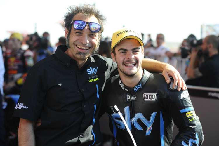 Teammanager Vitto Guareschi mit Sieger Romano Fenati