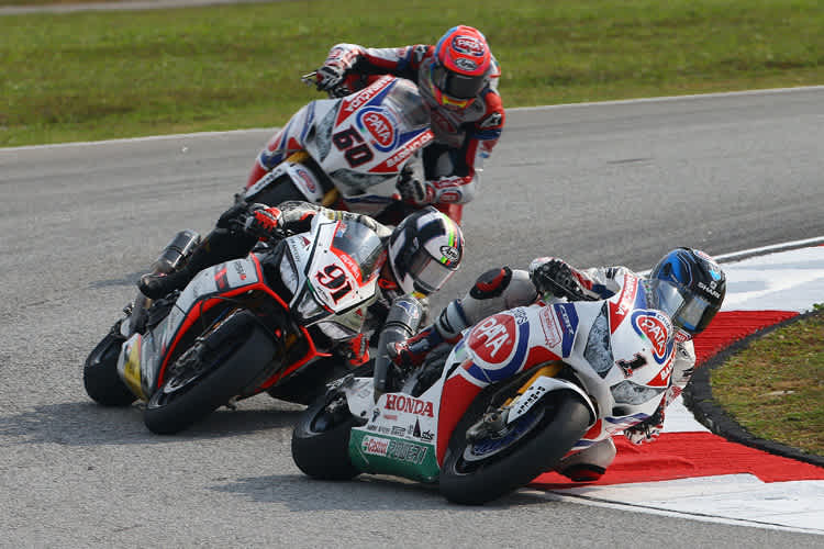 Sylvain Guintoli vor Aprilia-Werksfahrer Leon Haslam und Honda-Teamkollege Michael van der Mark