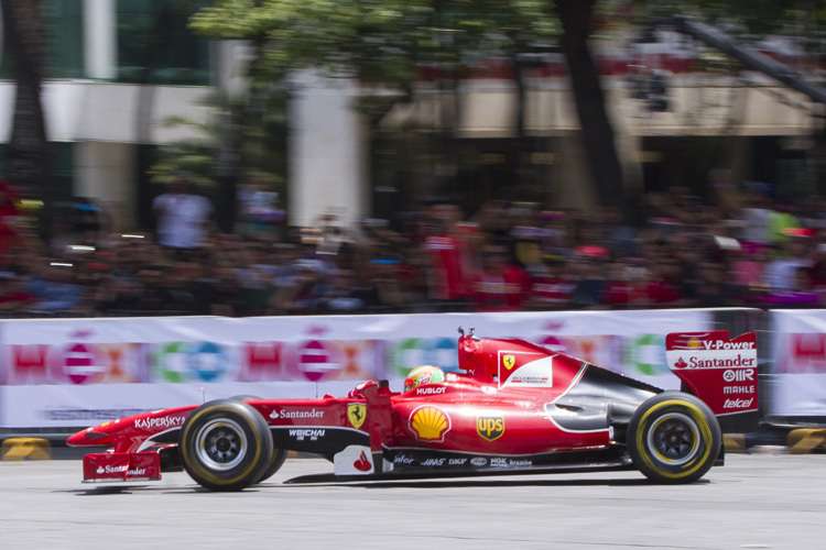 Esteban Gutiérrez im vergangenen August mit dem 2009er Ferrari in Mexiko-Stadt