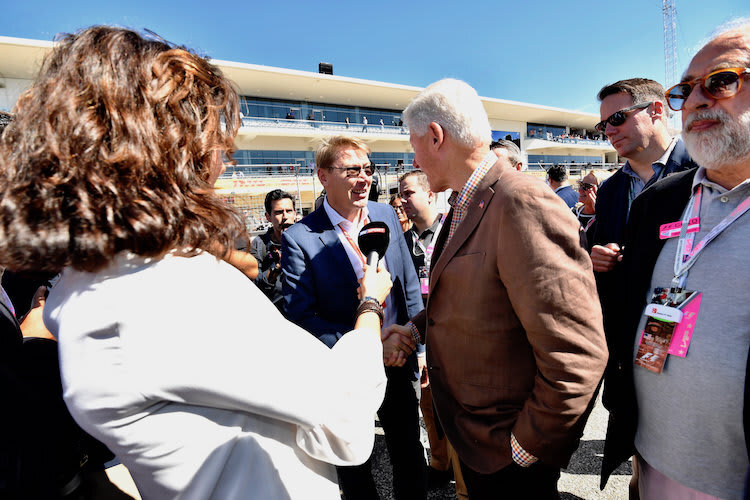 Mika Häkkinen ist heute nur noch als Zaungast in der Formel 1 unterwegs – und trifft als solcher auf andere prominente Gäste, wie etwa den früheren US-Präsidenten Bill Clinton