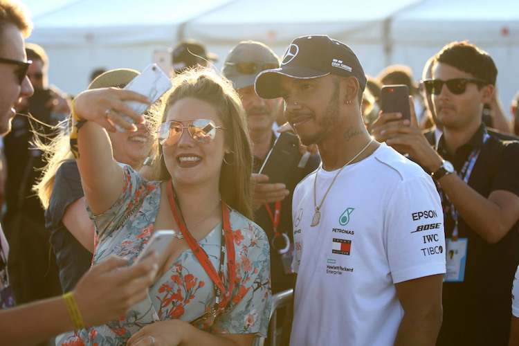 Lewis Hamilton mit einigen F1-Fans