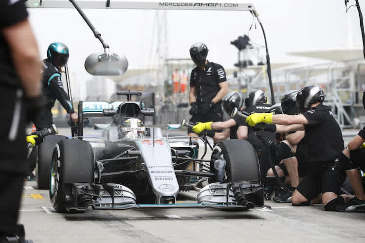 Lewis Hamilton mit seinem Silberpfeil