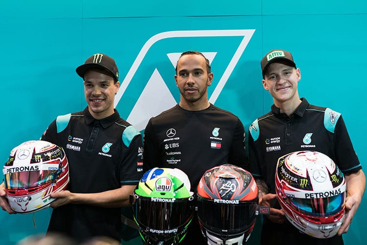 Helmtausch: Hamilton mit Morbidelli (li.) und Quartararo