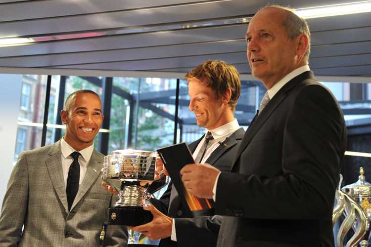 Ron Dennis mit seinen früherem Fahrerduo Lewis Hamilton und Jenson Button