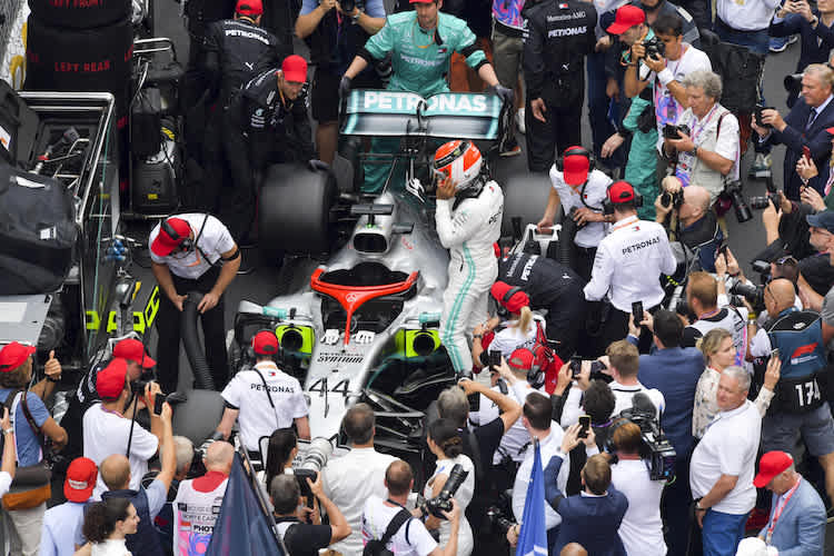 Lewis Hamilton alleine auf weiter Flur