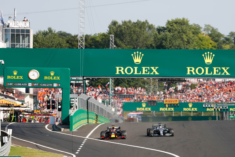 Lewis Hamilton geht an Max Verstappen vorbei