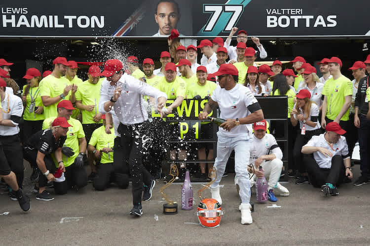 Lewis Hamilton feiert seinen Sieg