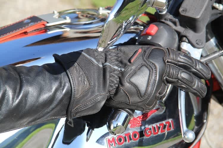 iXS Tiga in klassischem Schwarz, mit zeitgemässer, aufwändiger Schutzpolsterung an den entscheidenden Stellen