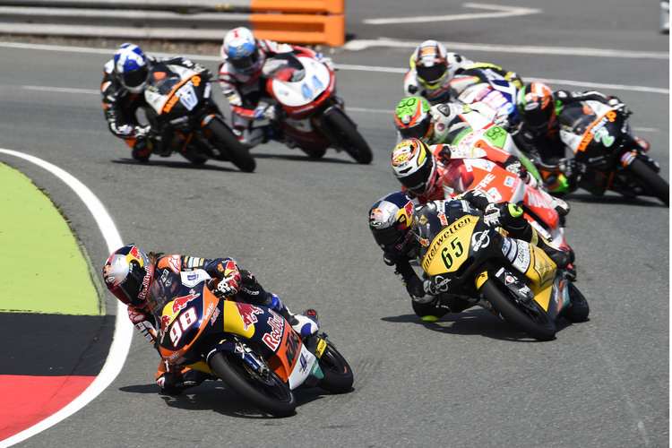 Sachsenring: Karel Hanika (98) vor Philipp Öttl