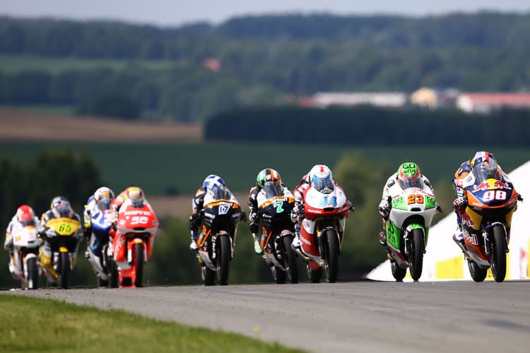 Karel Hanika (Startnummer 98) beim Sachsenring-GP an der Spitze des Verfolgerpulks