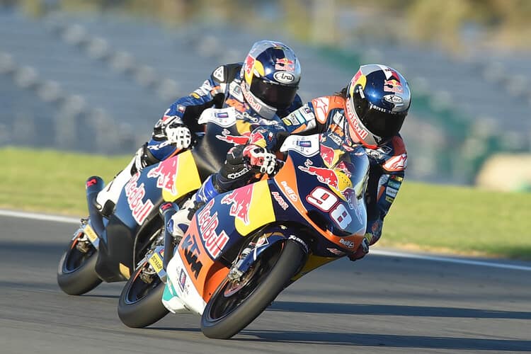 Heute beim Valencia-Test: Karel Hanika vor seinem neuen Teamkollegen Brad Binder