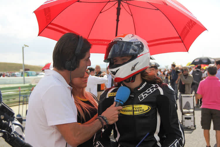 Stefan-Bradl-Betreuer Oscar Haro arbeitet in Spanien als TV-Experte und interviewt Karel Hanika