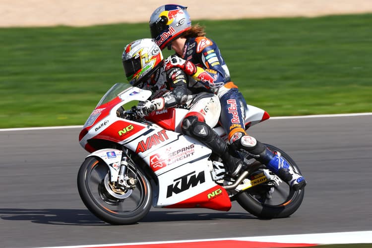 Auslaufrunde in Silverstone: Karal Hanika benützt Hafiq Azmi als Taxi zur Box